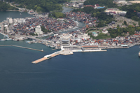 海辺に多くの建物が建っている港の航空写真