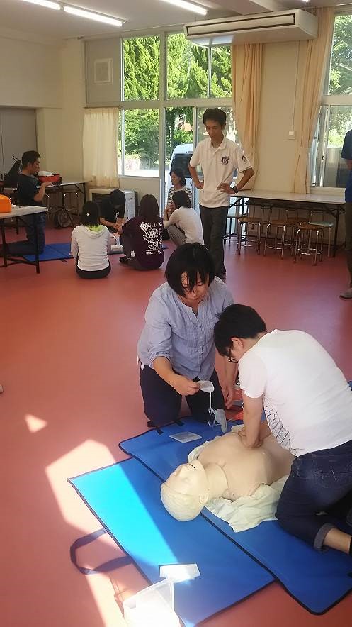 児童がAEDの使い方の救急救命の講習を受けて実演している写真