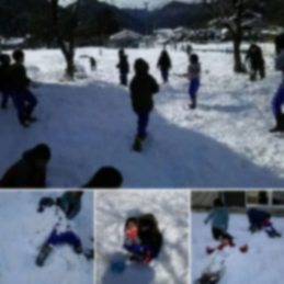 児童たちが雪合戦をしたり雪に埋もれている複数の写真