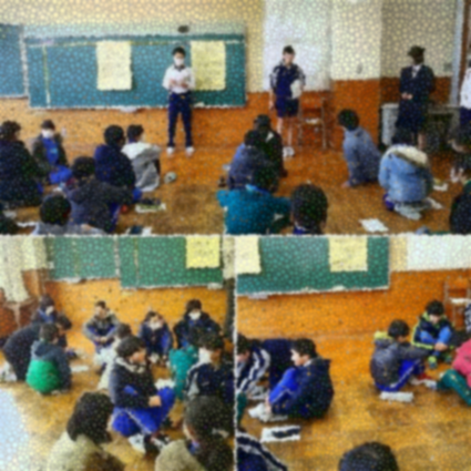 床に座り話を聞いたり話し合いをしている複数の写真