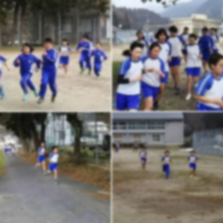 体操服の児童たちが走っている複数の写真