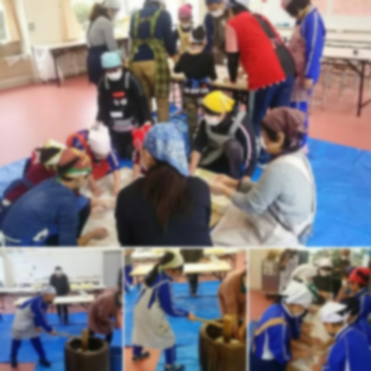 児童が地域の方々と餅をついている複数の写真