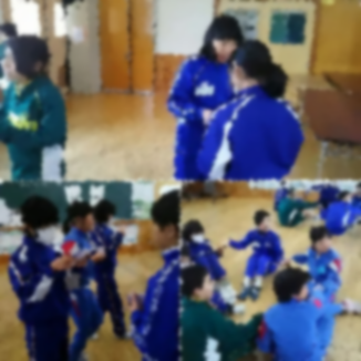 体操服の児童たちが手をつないだり話をしたりしている複数の写真