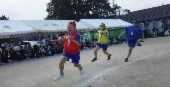 運動場を児童たちが走って競っている写真