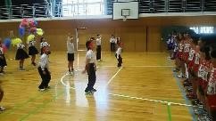 体育館で児童たちが並び応援のエールを送っている写真