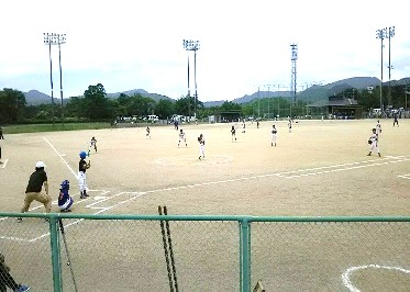 学童ソフトボールの試合で投手と打者が構えている写真