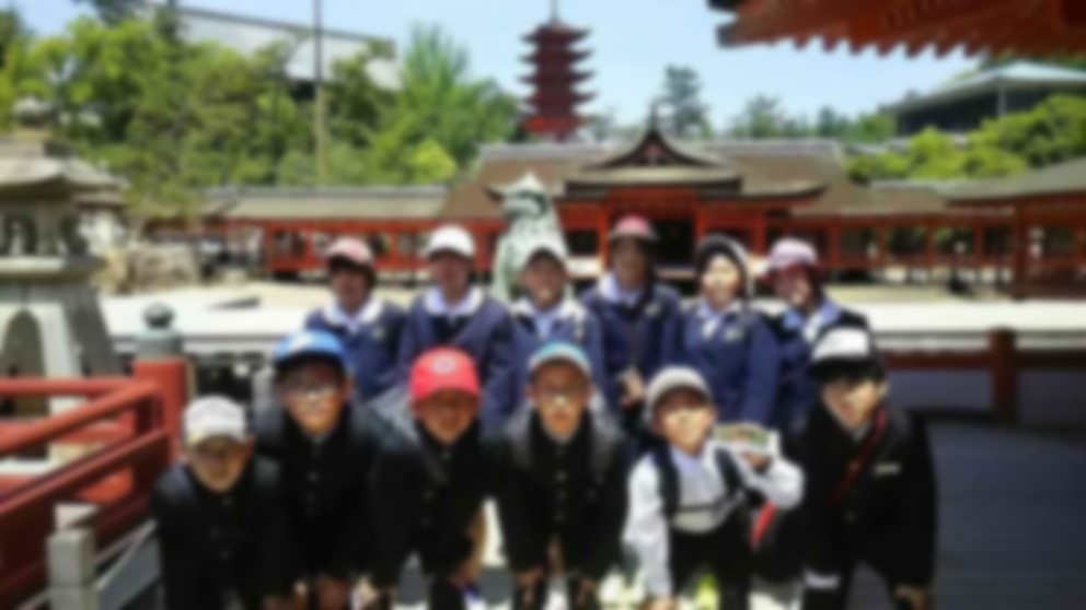 神社の前で児童たちが並んでいる記念撮影の写真