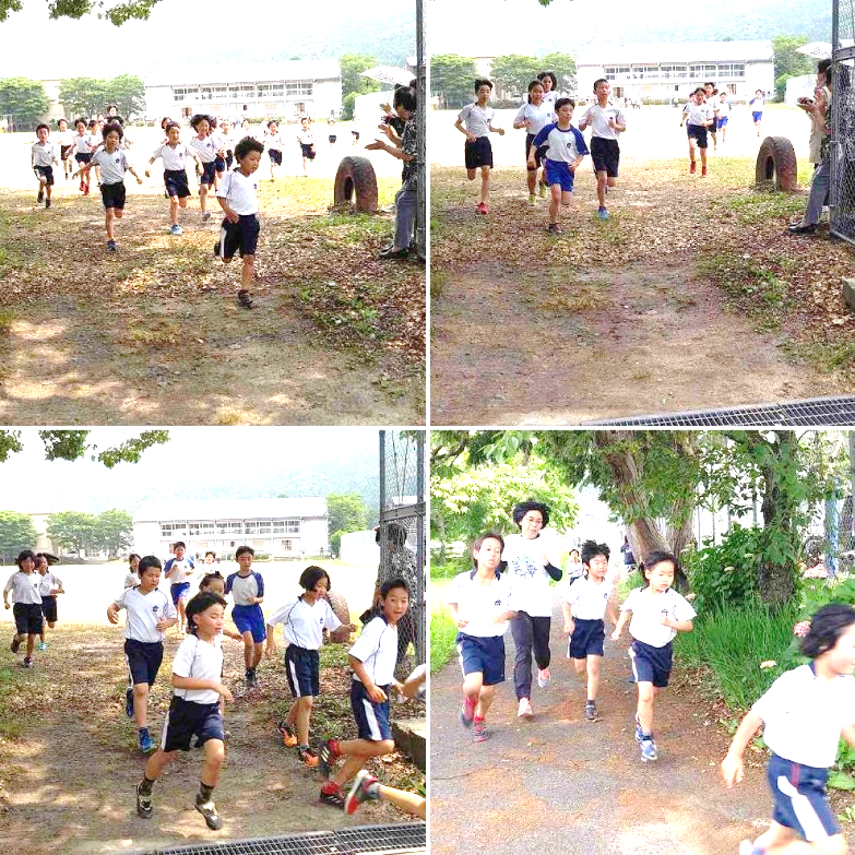 児童たちが校門から外に駆け出していく複数の写真