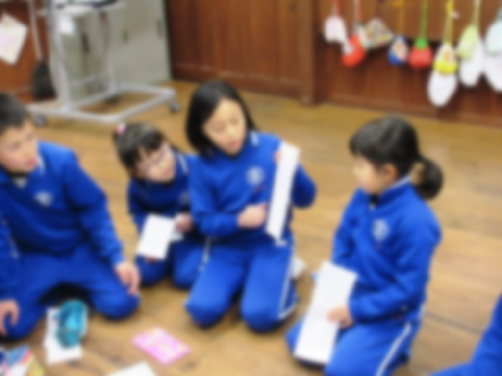 標語を作った児童が周りの児童たちに発表している写真