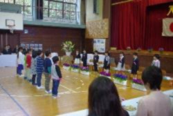 新入生と在校生が立って対面している写真