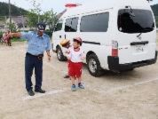 指導員と一緒に左右の確認の練習をしている児童の写真