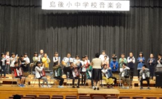舞台で児童たちが楽器演奏をしている写真