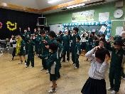 教室で運動着を着た児童たちがダンスのようなことをしている写真