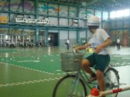 自転車にまたがって後方確認をしている児童の写真