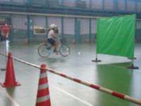 設定されたコースを自転車で走っている児童の写真