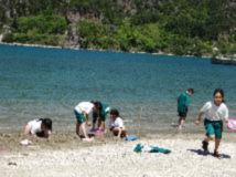 砂浜で遊んでいる児童たちの写真