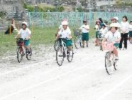 ヘルメットをかぶって自転車に乗っている児童たちの写真