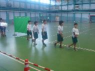 5人の児童が一列に並んで会場に入場している写真