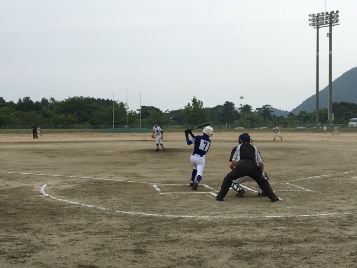 グラウンドで生徒たちが野球をしている写真