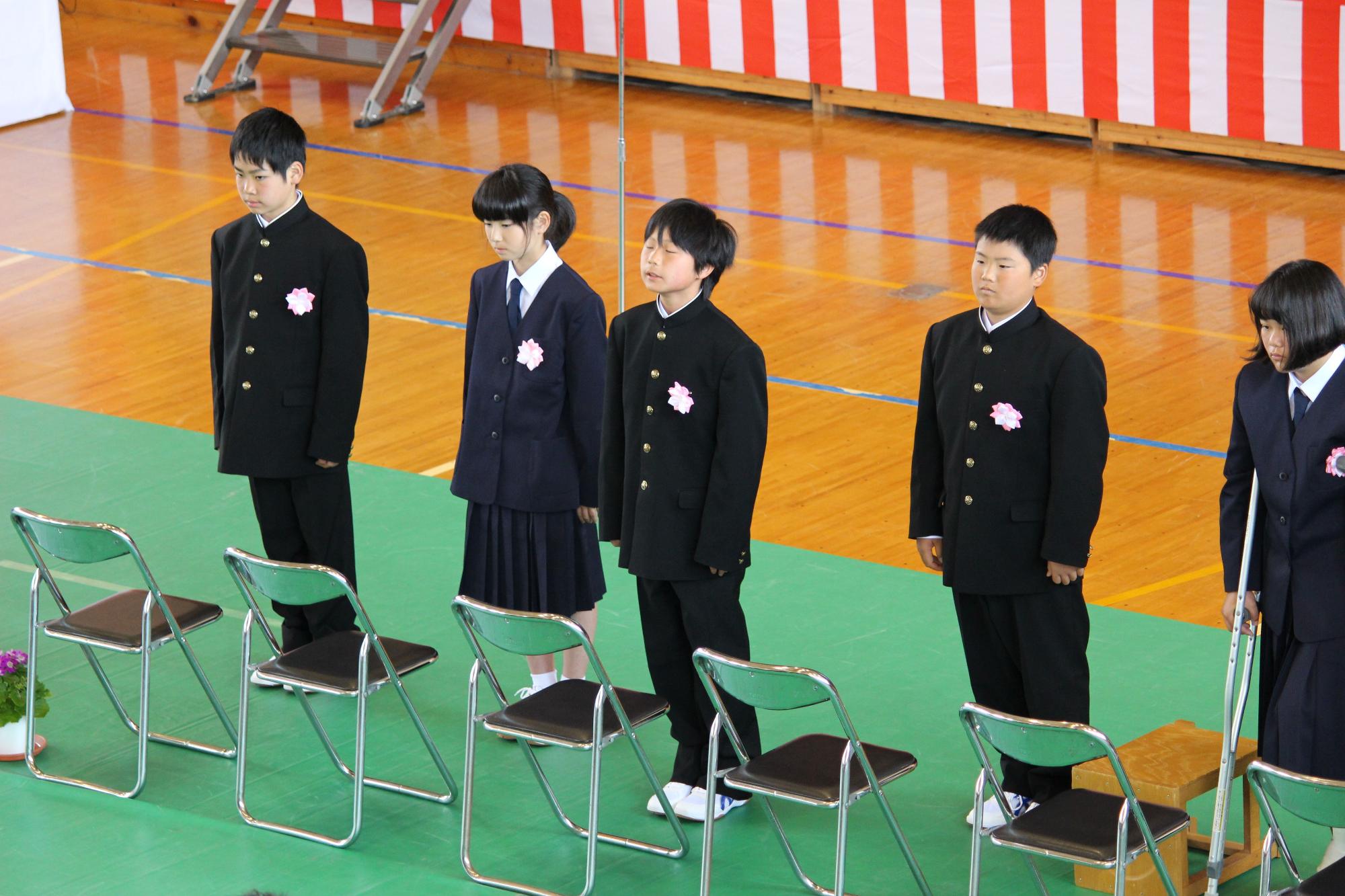 新入生が一歩前に出て決意発表をしている写真