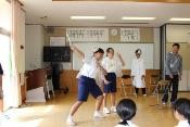 衣装や小道具を使い、歯磨きについての演劇を披露している生徒たちの写真