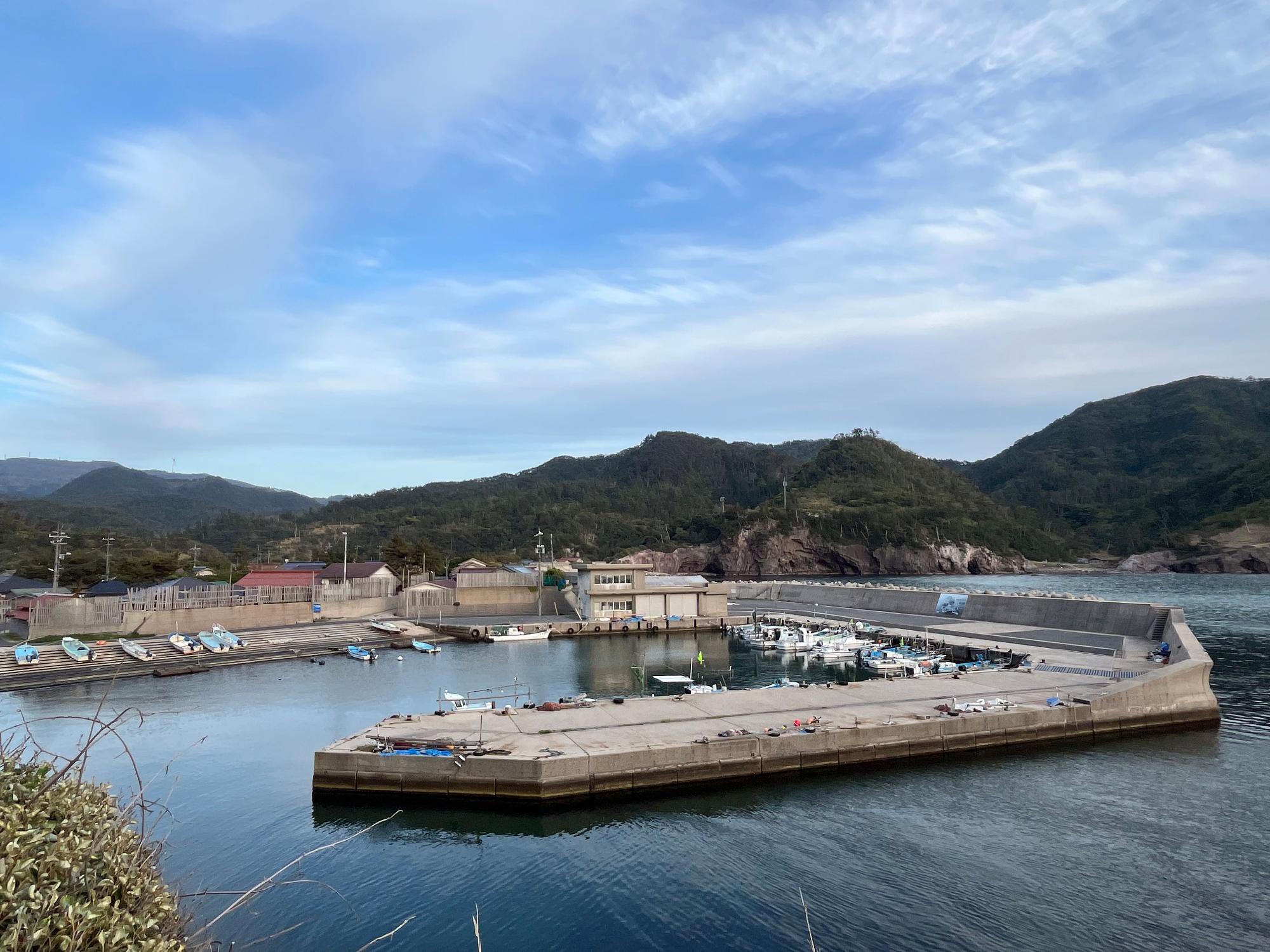 防波堤で囲まれた久見漁港の写真