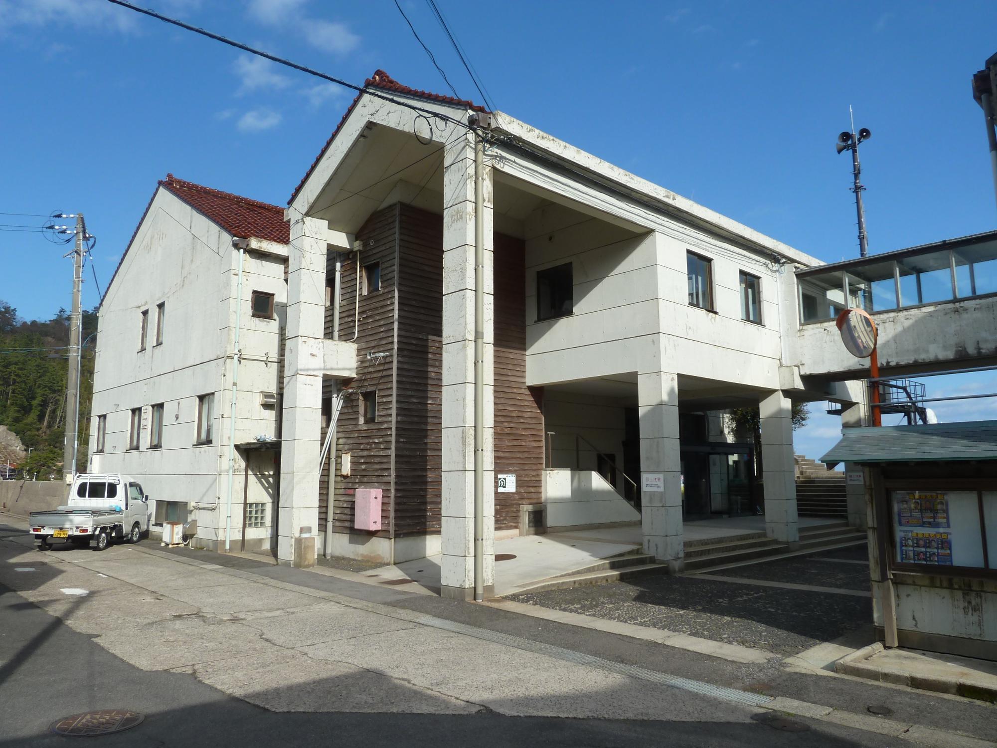 屋根が三角になった高さのある建物が2棟建っている写真