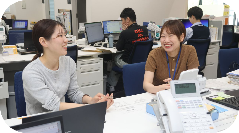 談笑する女性職員の写真