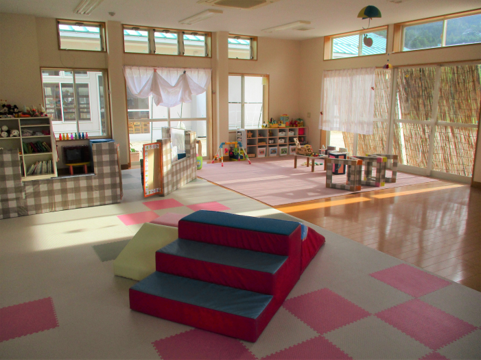 カラフルな床や遊戯物がある室内の写真