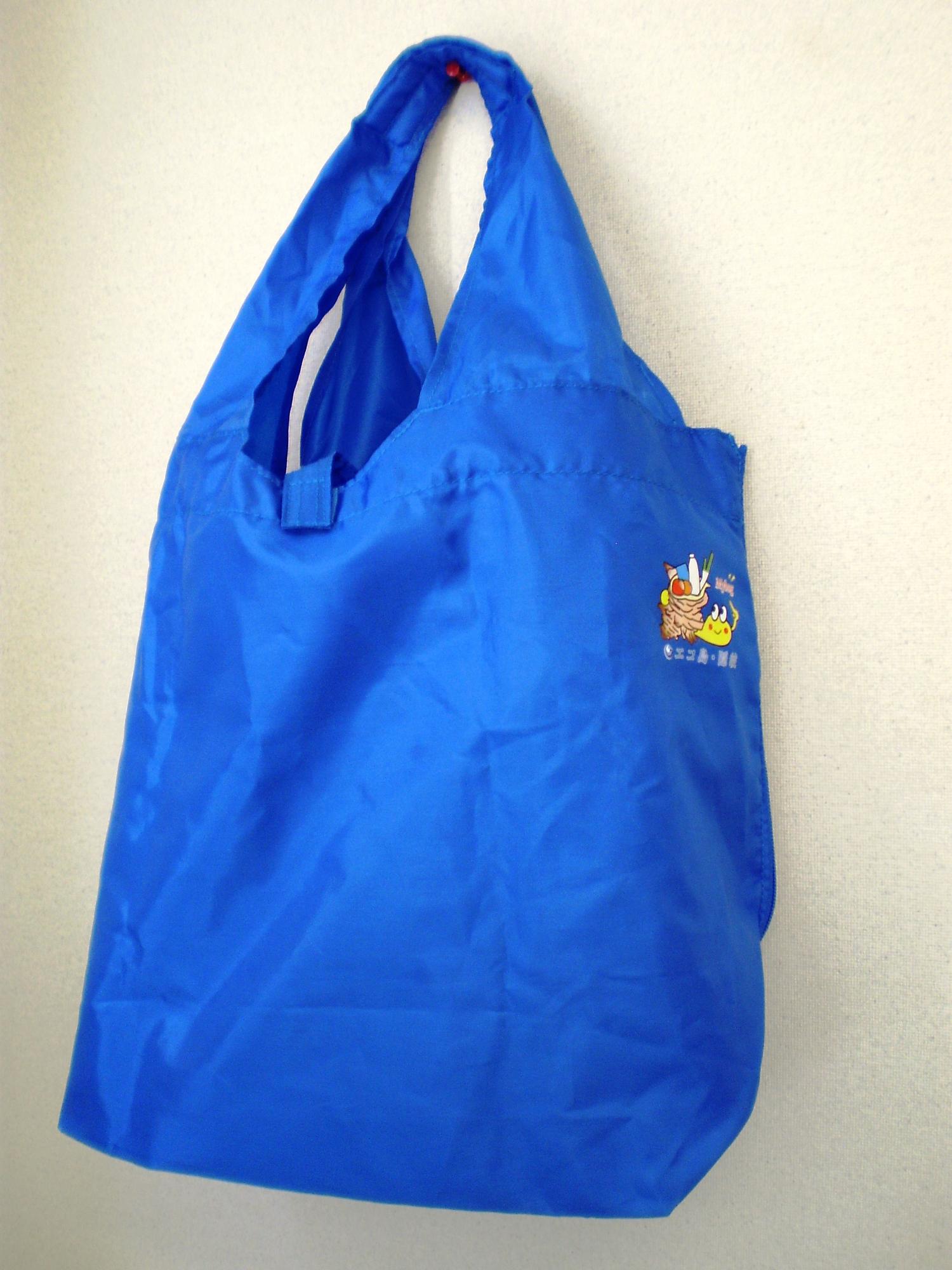 隠岐の島町で配布されている青いエコバッグの写真