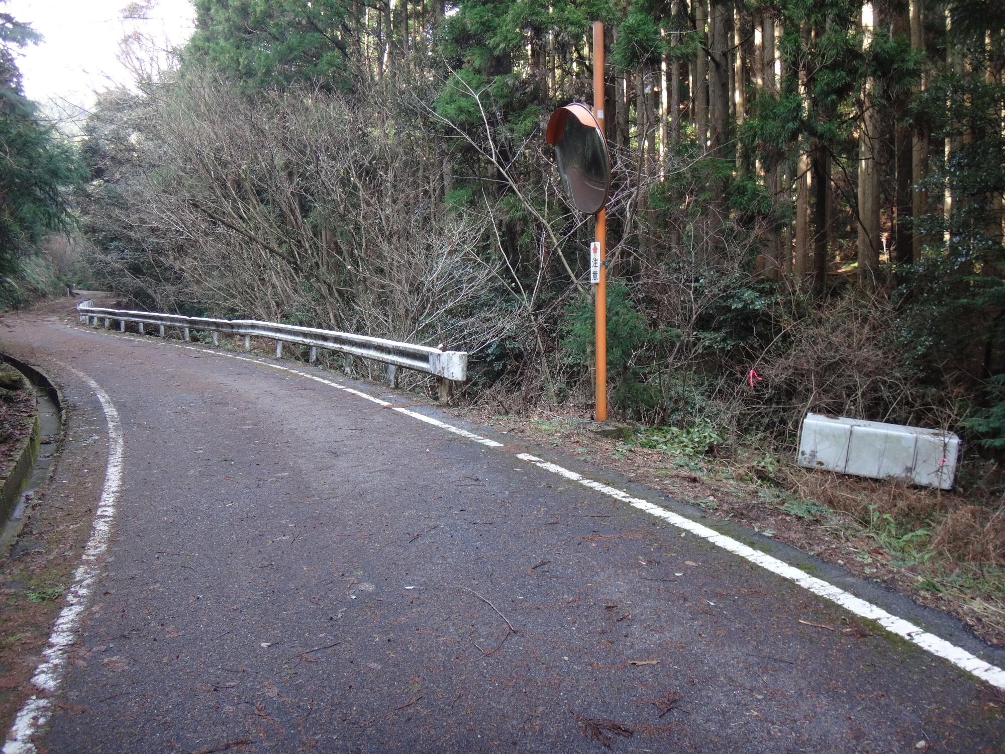 山の中の道路脇に捨てられた粗大ゴミの写真