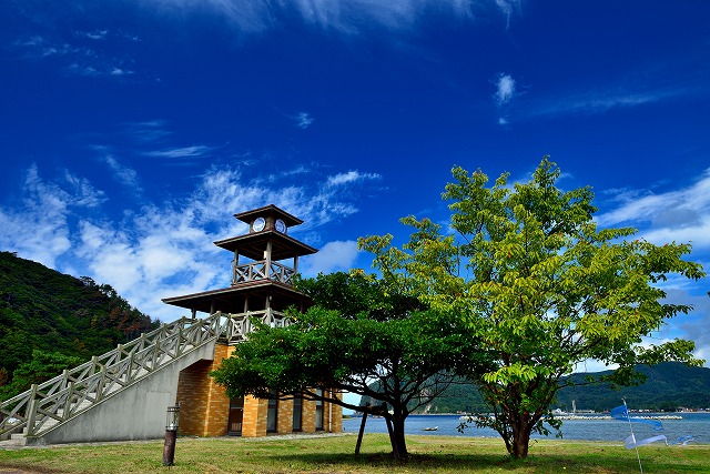 海沿いに大きな建物がある海洋スポーツセンターキャンプ場の写真