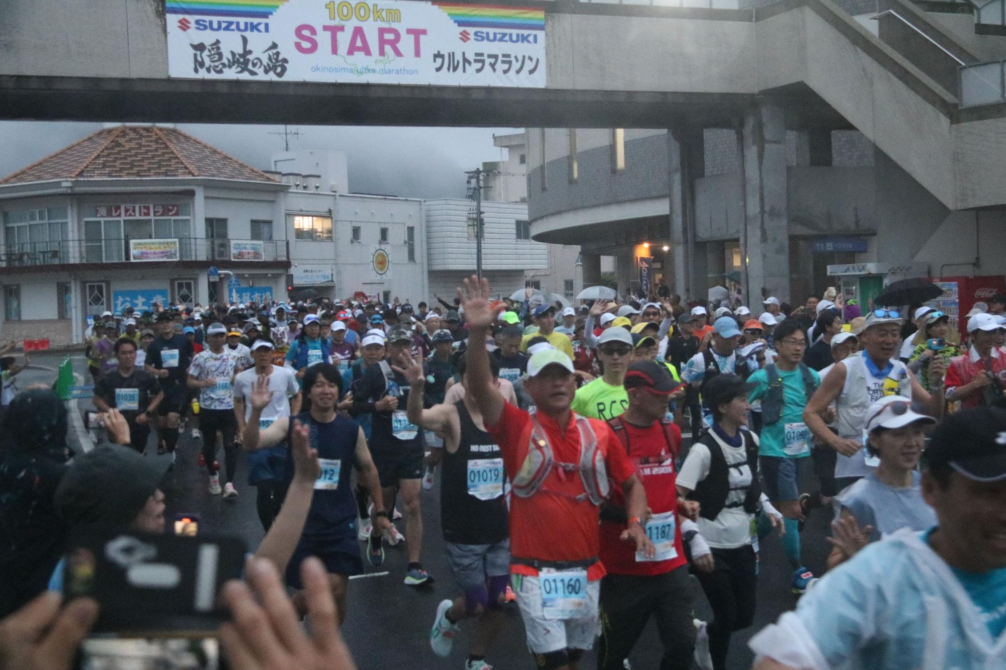 2025年の隠岐の島ウルトラマラソンでのスタート直後の写真