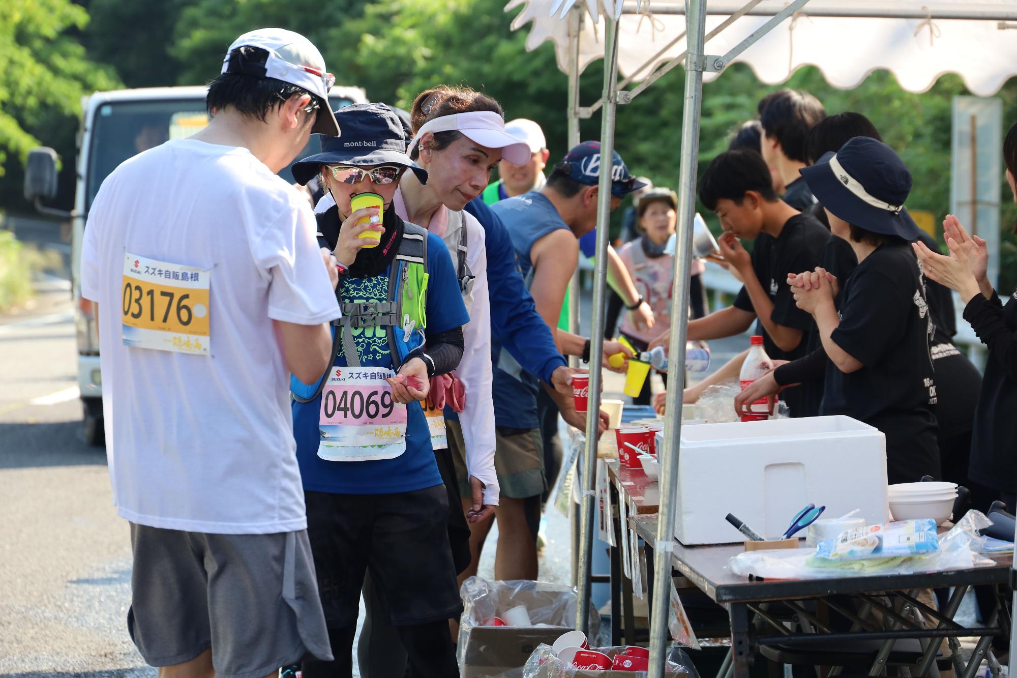 2025年隠岐の島ウルトラマラソンの給水地点での写真
