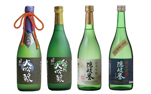 4本の瓶入りの日本酒の写真