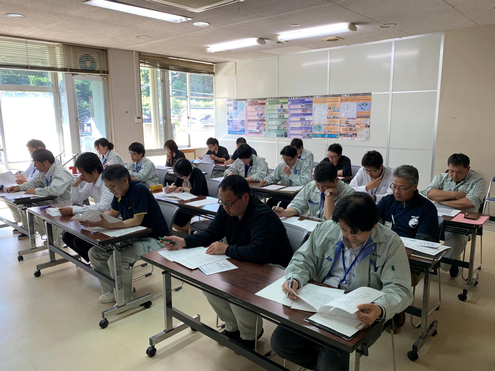 第2次隠岐の島町総合振興計画策定委員会に参加している職員たちの写真