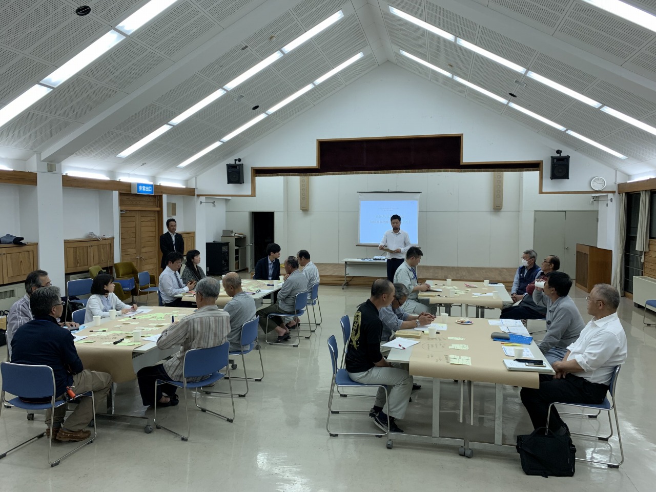 布施会場で地区別意見交換会に参加している人たちの写真