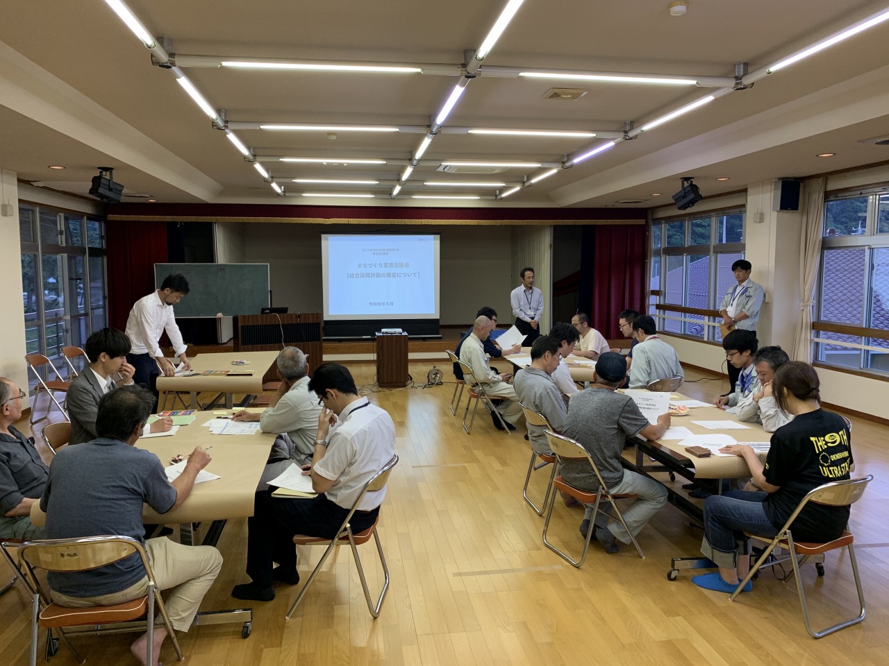 中村会場で地区別意見交換会に参加している人たちの写真