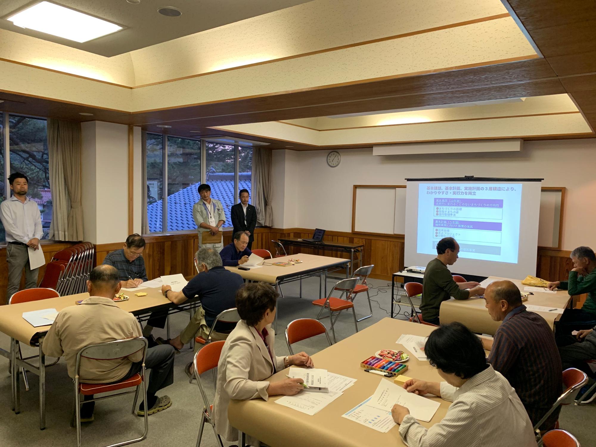 都万会場で地区別意見交換会に参加している人たちの写真