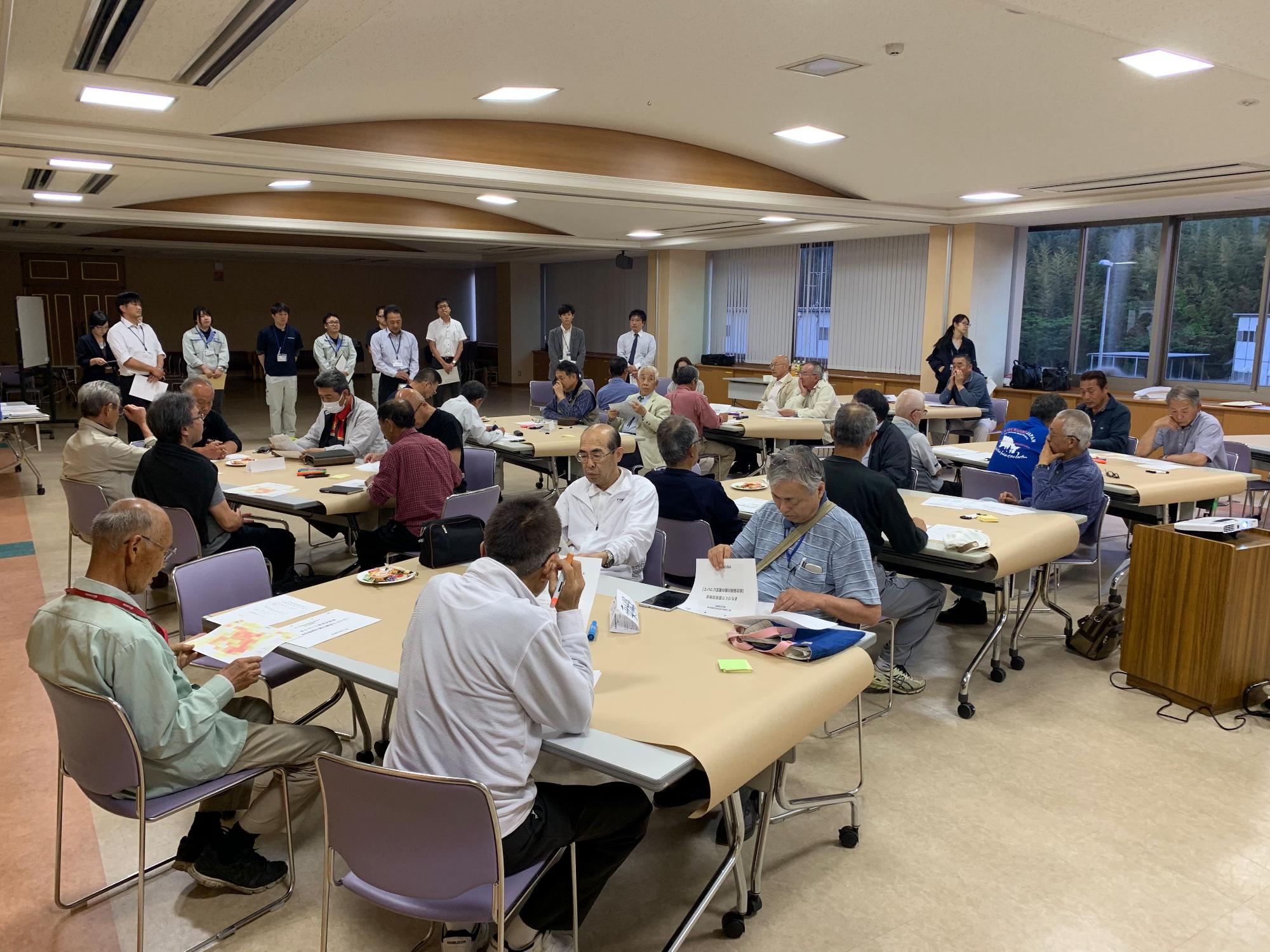 西郷会場で地区別意見交換会に参加している人たちの写真