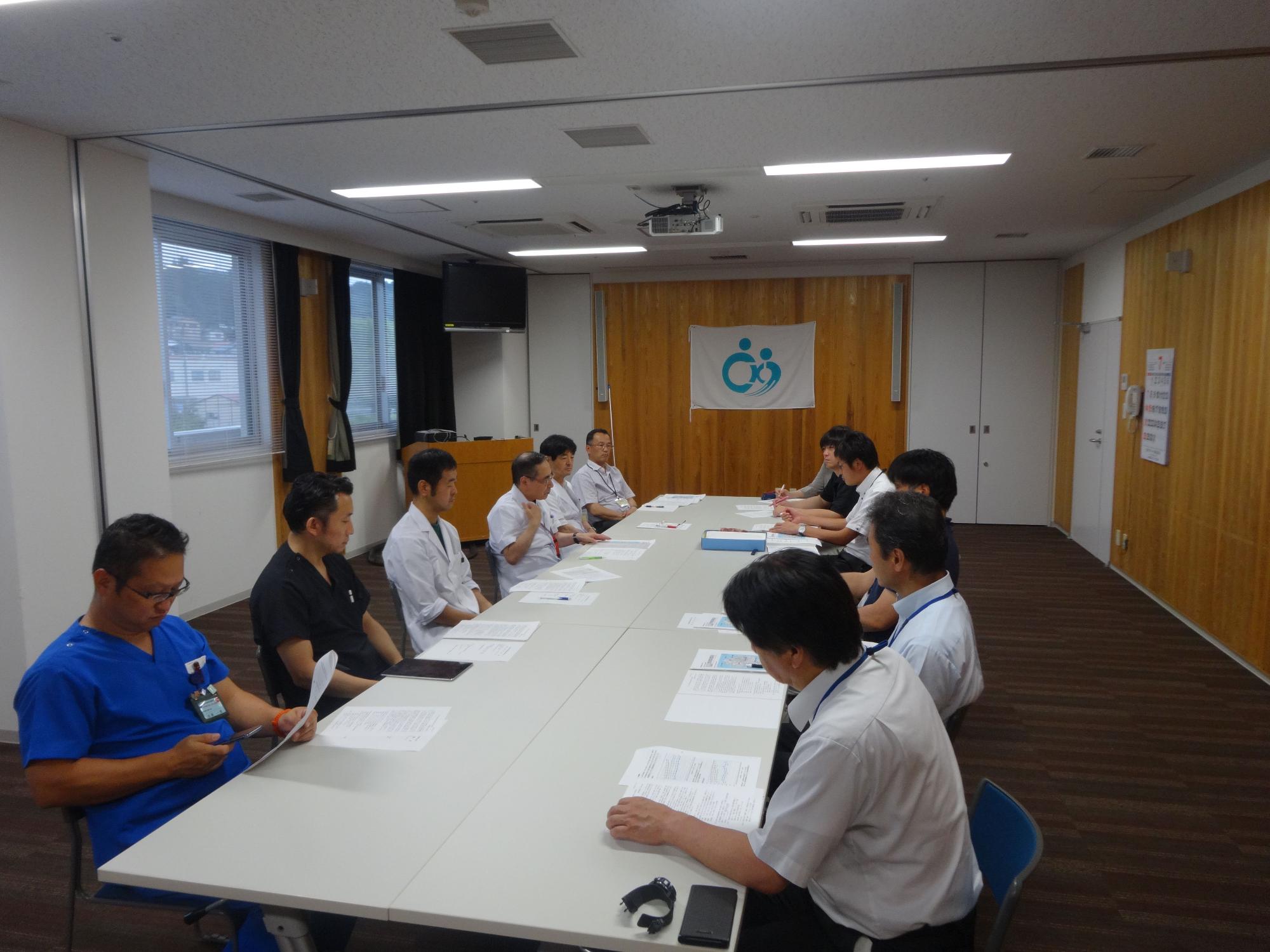 隠岐の島町役場の人たちと隠岐広域連合立隠岐病院医師の人たちが意見交換をしている写真