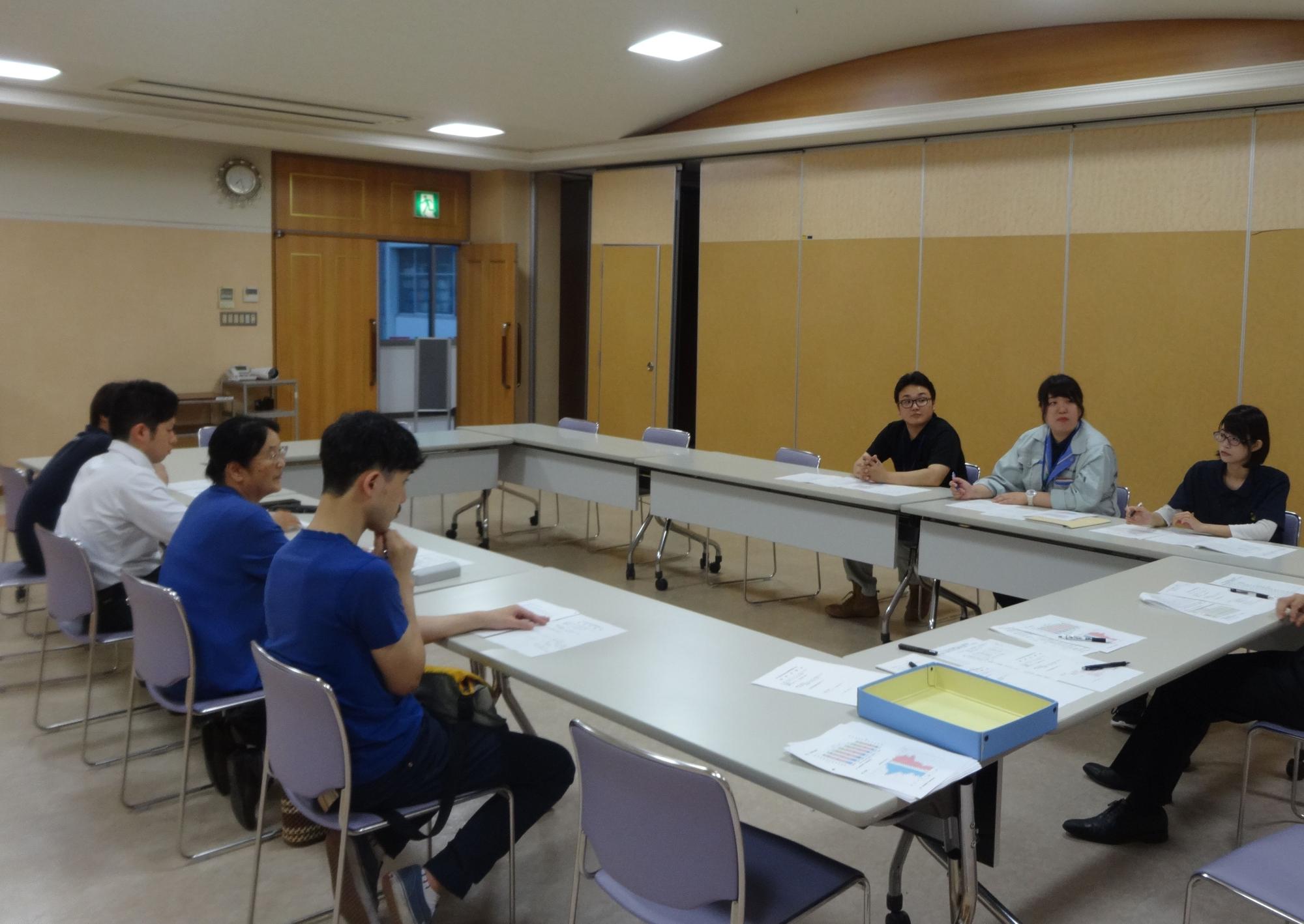 隠岐の島町役場の人たちとまちづくり運動協議会の人たちが意見交換をしている写真