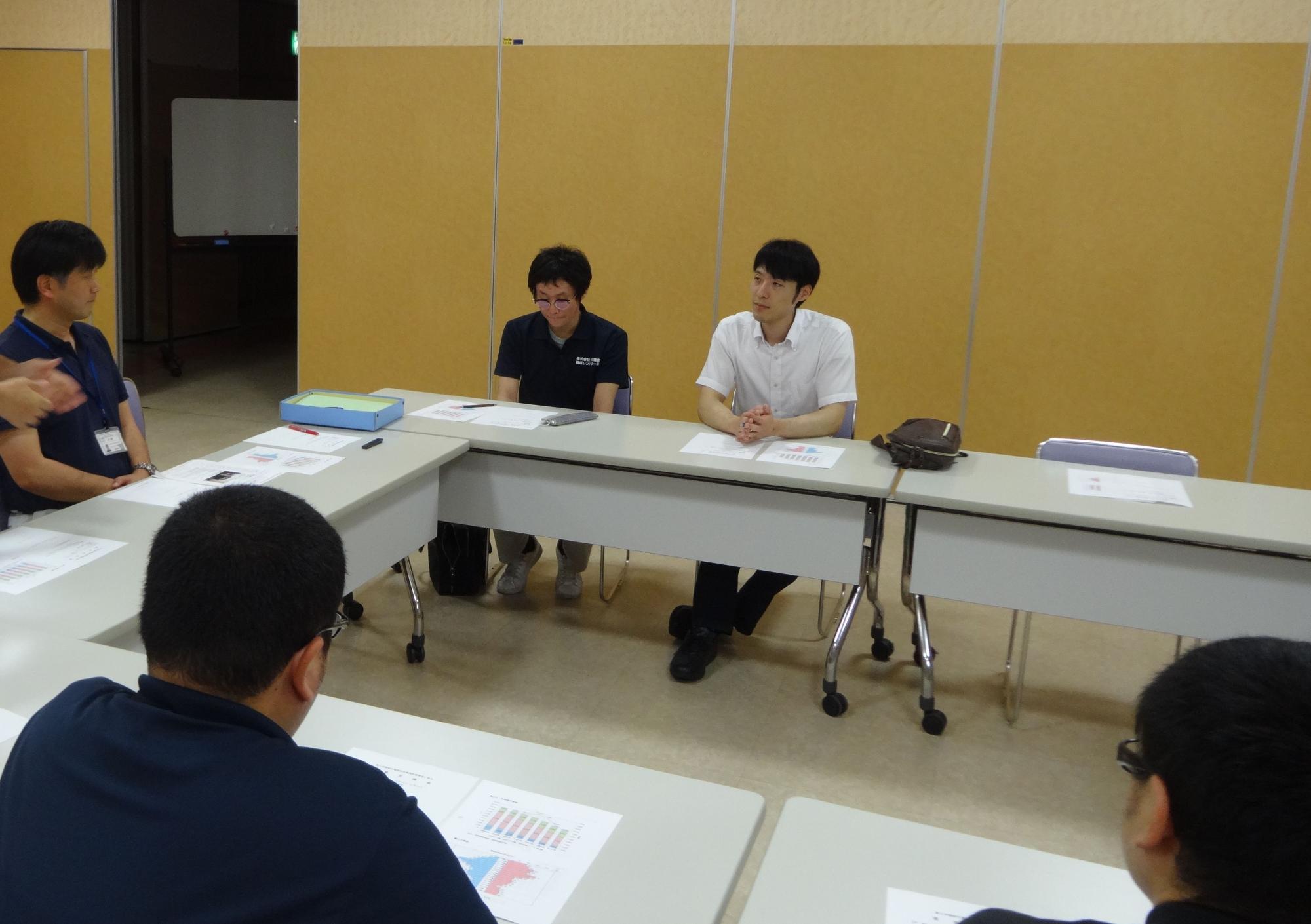 隠岐青年会議所の人たちが隠岐の島町役場の人たちと意見交換をしている写真