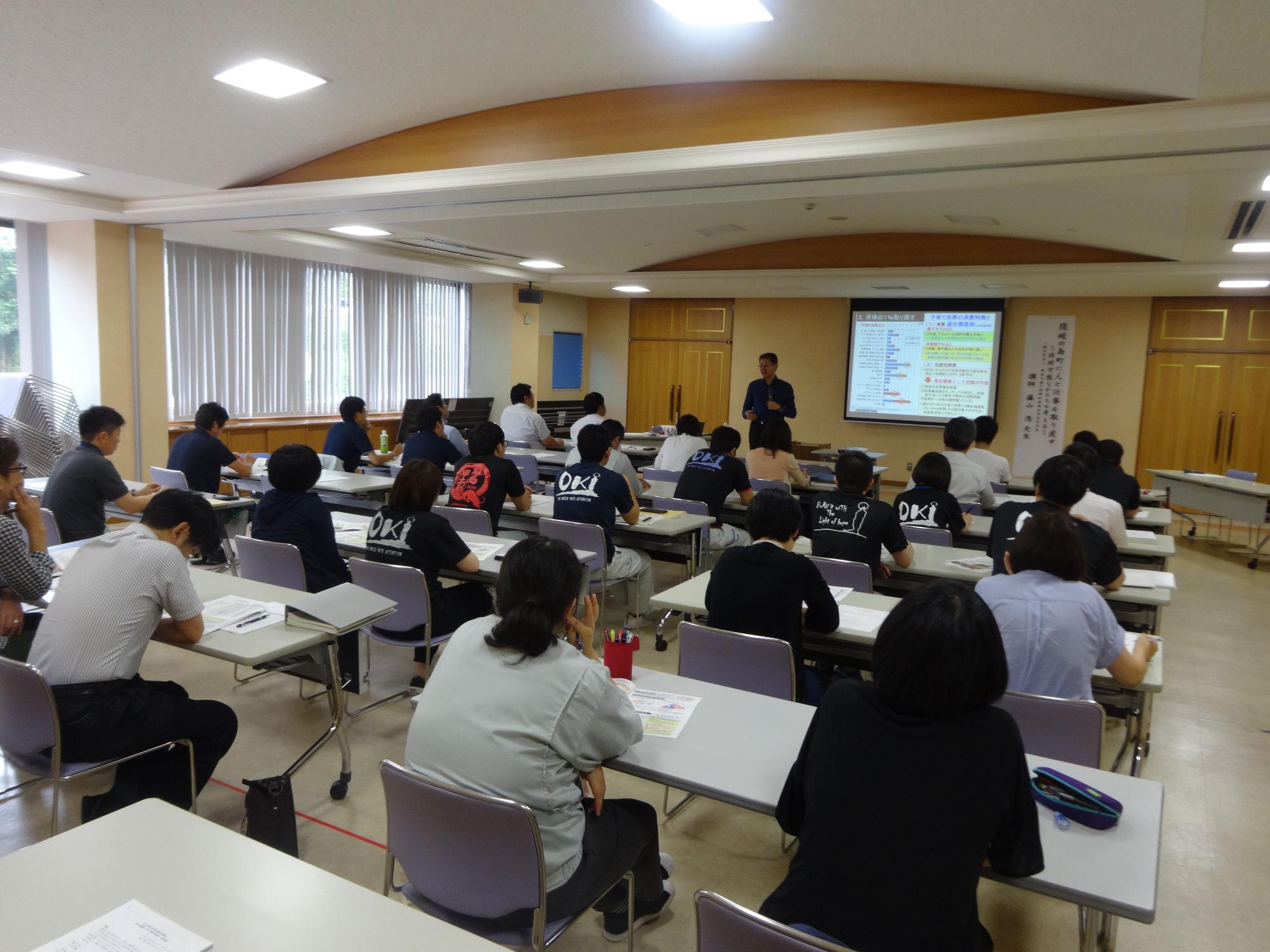 合同で開催された振興計画審議会と策定委員会に参加している人たちの写真