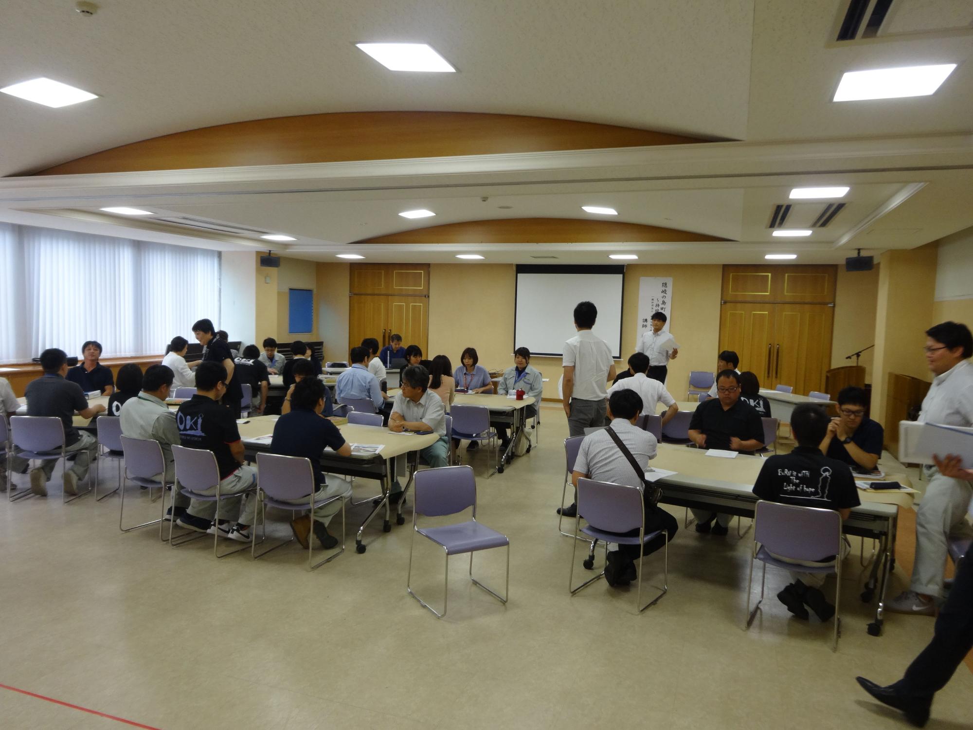 6グループに分かれて意見交換をしている人たちの写真