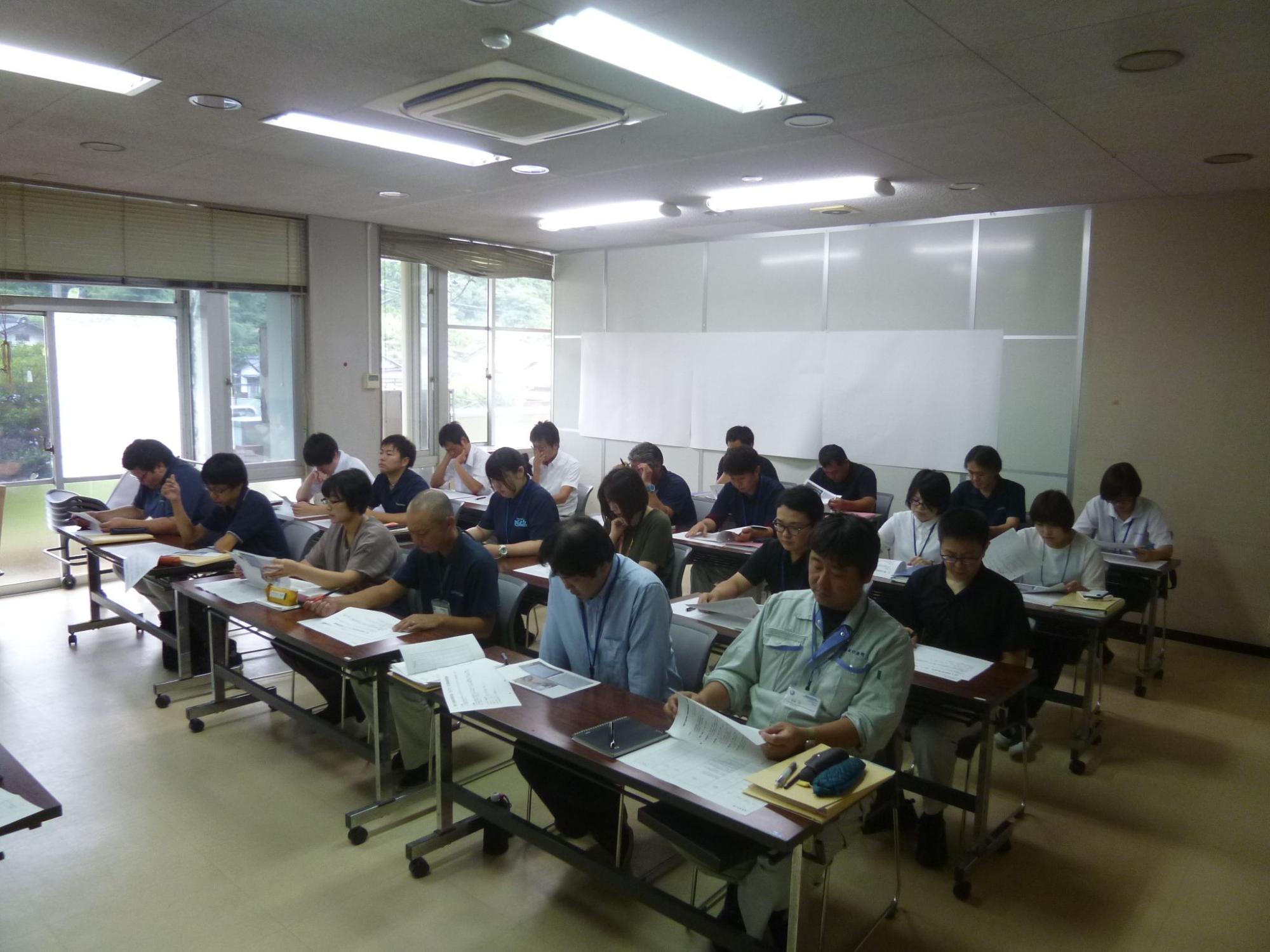 隠岐の島町総合振興計画策定委員会に参加している職員たちの写真