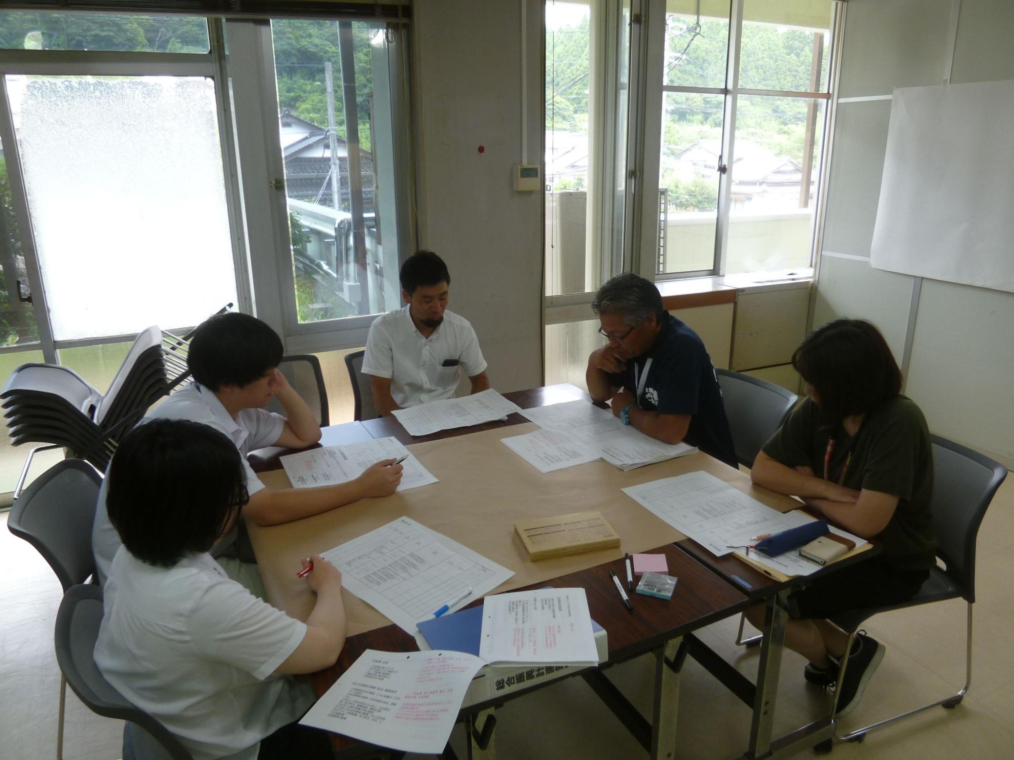 5人のグループで話し合いをしている職員たちの写真