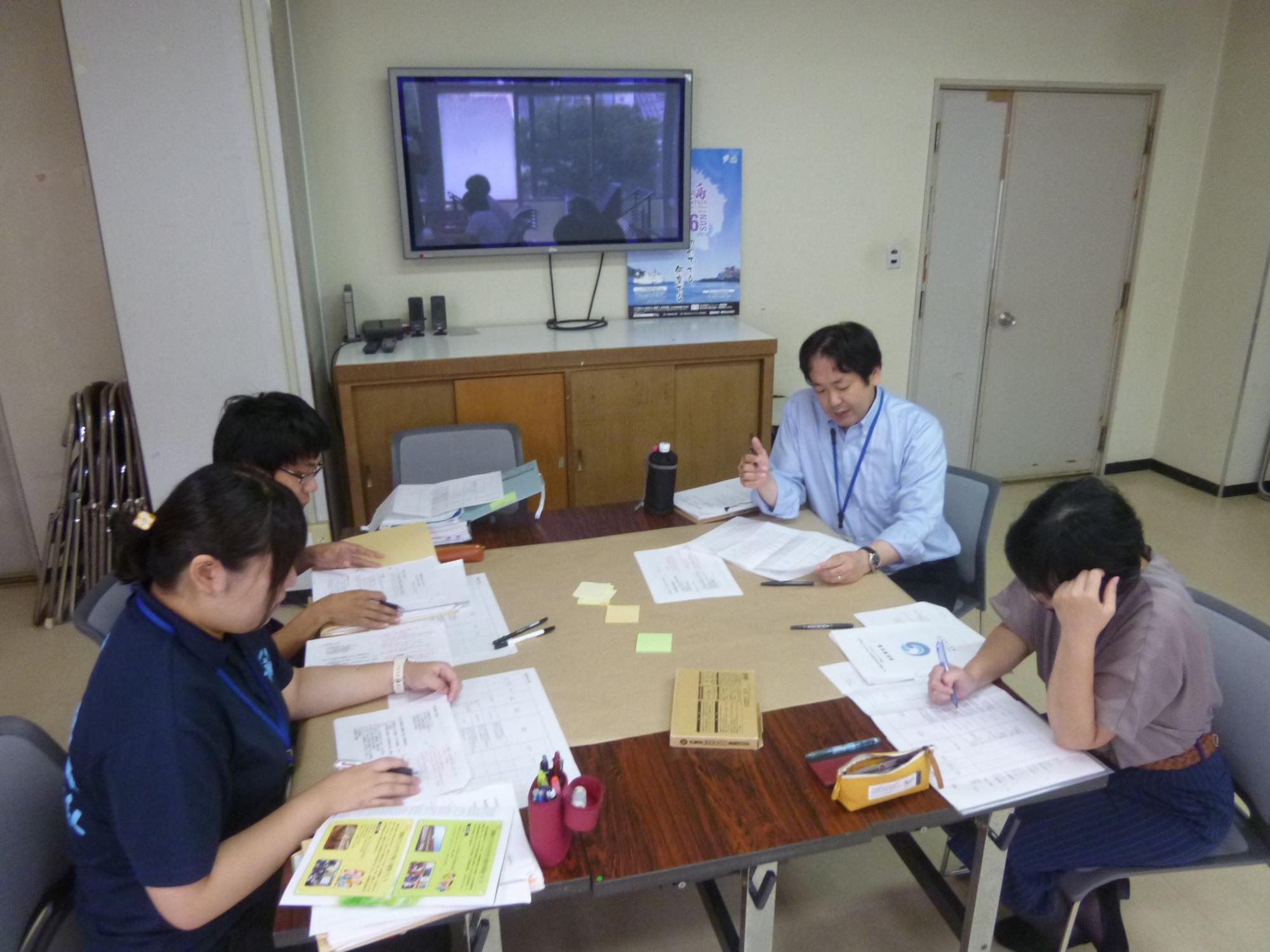4人で話し合いをしている職員たちの写真