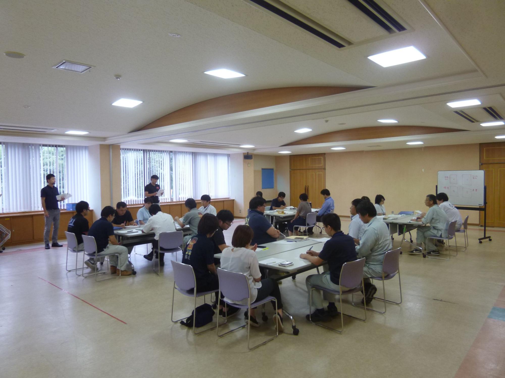 ワールドカフェ方式で意見交換会をしている職員たちの写真