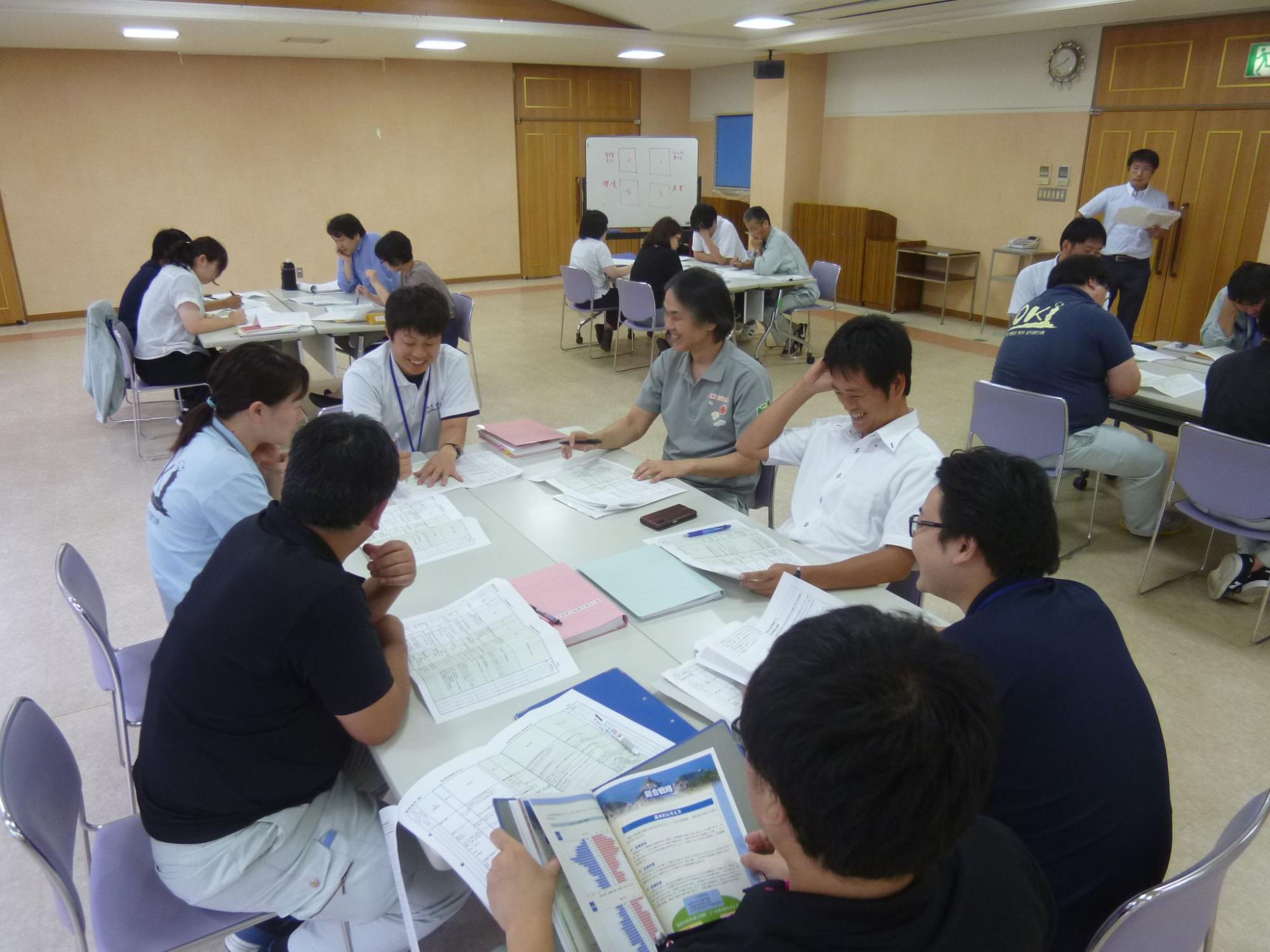 4つのグループに分かれて話し合いをしている職員たちの写真